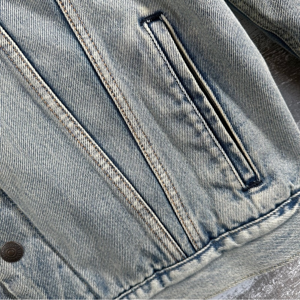 Levi’s Ex Boyfriend Trucker Sherpa Denim Jacket - Picture 6 of 13